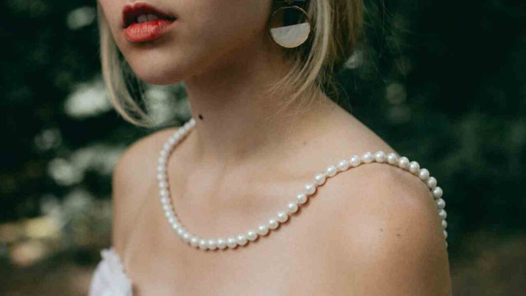 What Symbolizes A Pearl Necklace